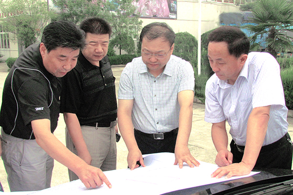 六安市委常委、束學(xué)龍副市長來集團督查“退城進園”工作。