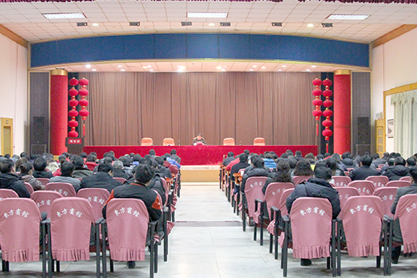 集團全年管理工作會議，圍繞《勁霸總裁洪忠信致員工一封信》的內(nèi)容，要求全體高管人員要爭做團隊的領(lǐng)頭人、行為準則的標桿和以身作則的榜樣。