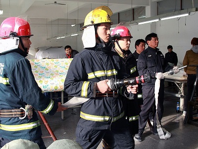 消防隊(duì)員演練撲滅車(chē)間火災(zāi)
