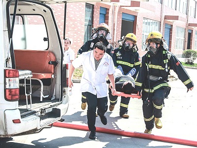 醫(yī)生、消防官兵在消防演練中抬擔(dān)架救助傷患