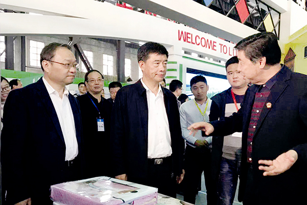 安徽省委常委、六安市委孫云飛書記在全市工業(yè)品展銷會上駐足察看公司產(chǎn)品-